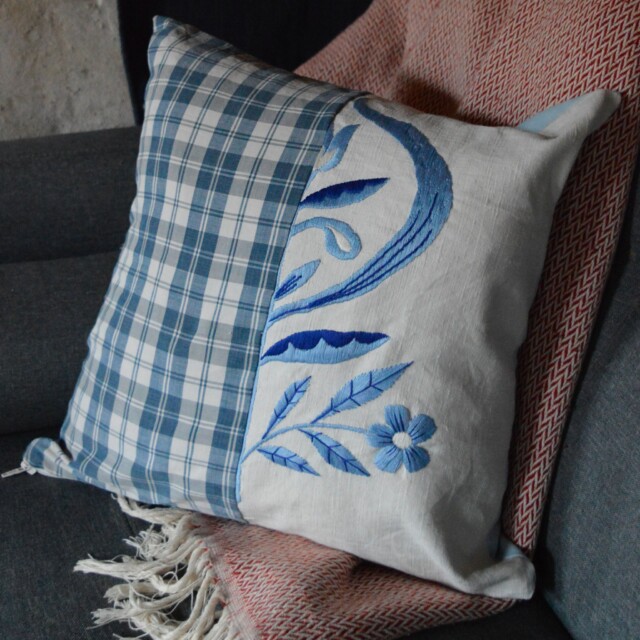 Maison Primavera - Coussin brodé en kelsch (bleu) - Origines