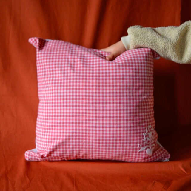 Maison Primavera - Coussin brodé en kelsch (rouge) - Origines