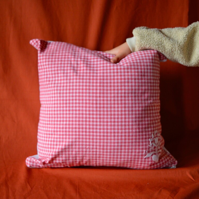 Maison Primavera - Coussin brodé main en lin et kelsch (rouge) - Origines