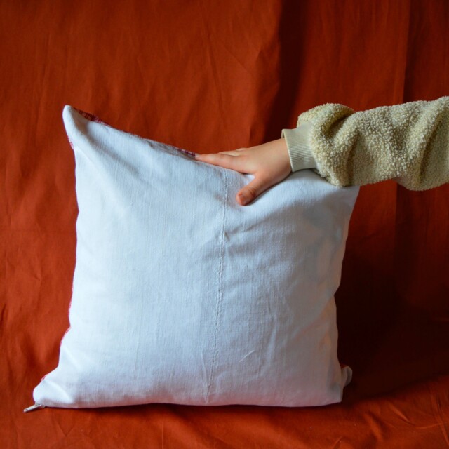 Maison Primavera - Coussin brodé en kelsch (rouge) - Origines