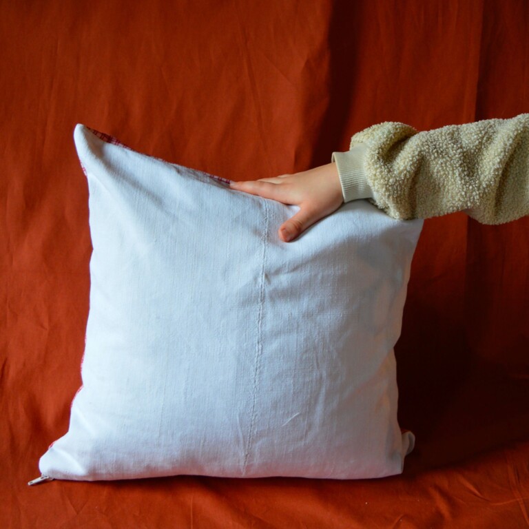 Maison Primavera - Coussin brodé main en lin et kelsch (rouge) - Origines