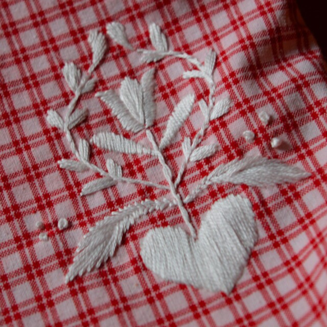Maison Primavera - Coussin brodé en kelsch (rouge) - Origines