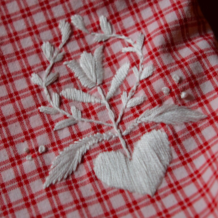 Maison Primavera - Coussin brodé main en lin et kelsch (rouge) - Origines
