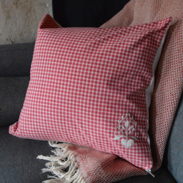 Maison Primavera - Coussin brodé en kelsch (rouge) - Origines