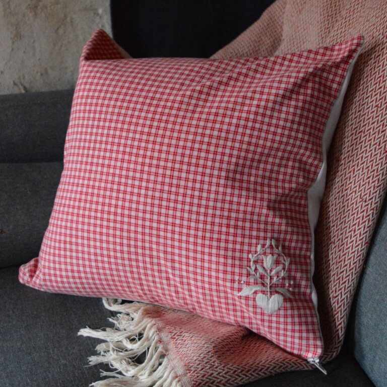 Maison Primavera - Coussin brodé main en lin et kelsch (rouge) - Origines