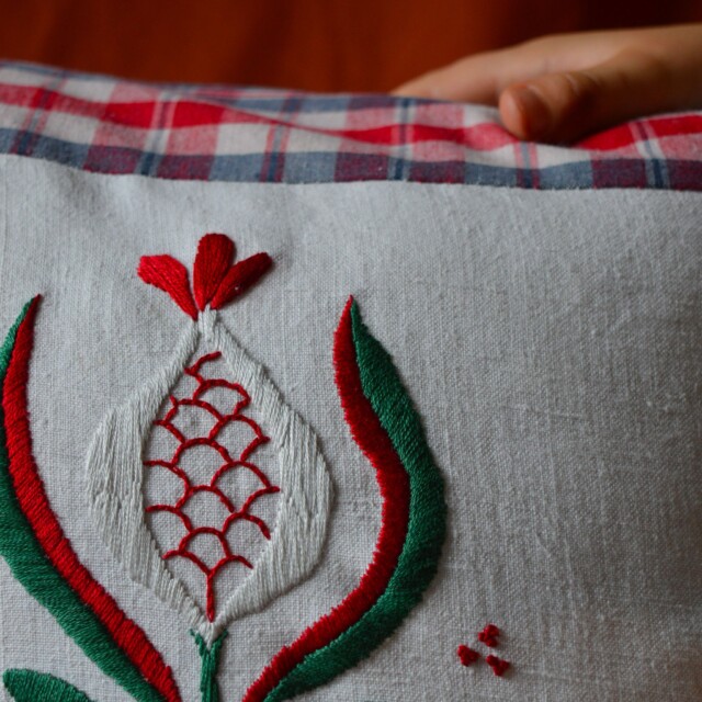 Maison Primavera - Coussin brodé en kelsch (vert) - Origines