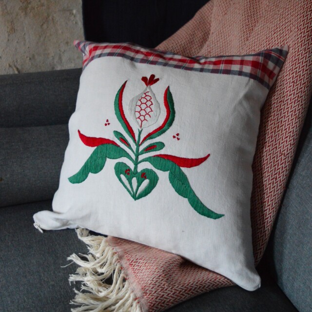 Maison Primavera - Coussin brodé en kelsch (vert) - Origines