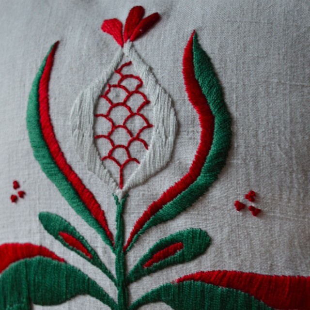 Maison Primavera - Coussin brodé en kelsch (vert) - Origines