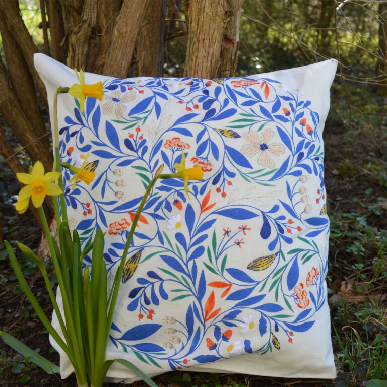 Maison Primavera - Coussin en coton et lin brodé main Primula - Jardin fleuri – Variante 2