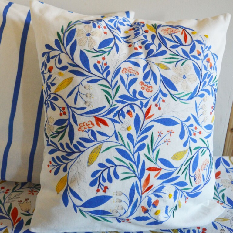 Maison Primavera - Coussin en coton et lin brodé main Primula - Jardin fleuri – Variante 2