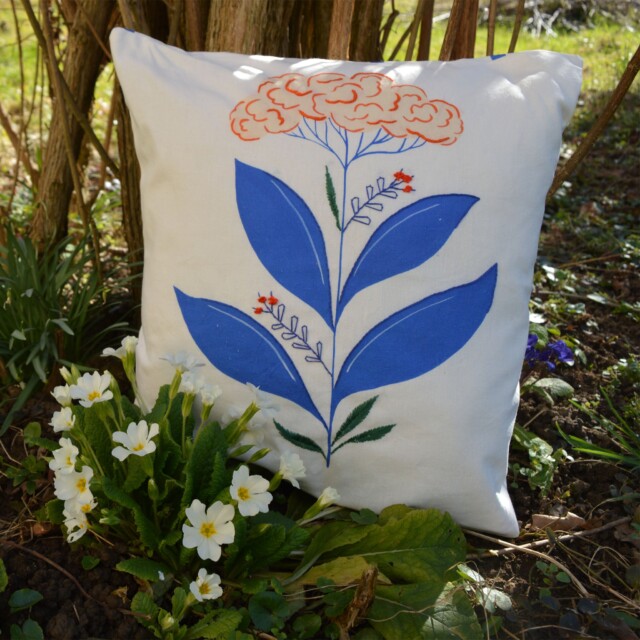 Maison Primavera - Coussin Spirae brodé main - Jardin fleuri – Variante 2