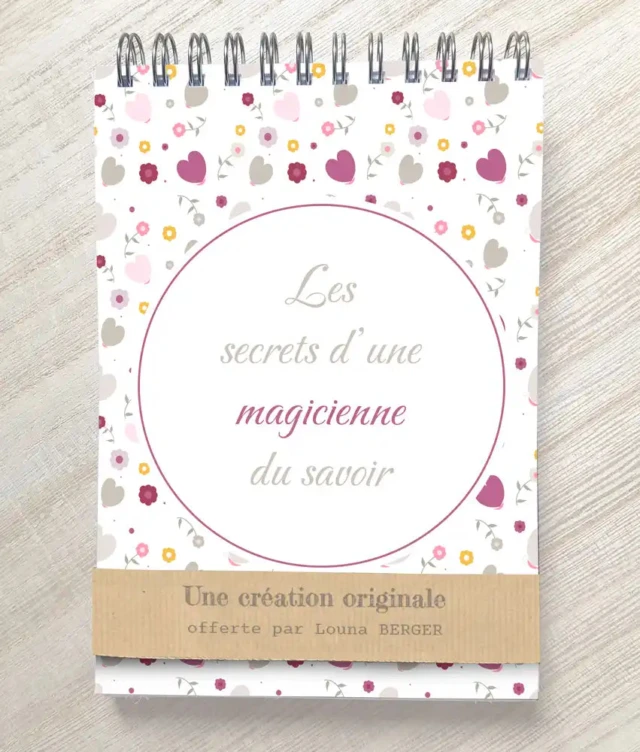 Carnet pour maîtresse en or ou magicienne du savoir par la marque L’Atelier BABY’SPHERE L’Atelier BABY’SPHERE - Carnet pour maîtresse en or ou magicienne du savoir