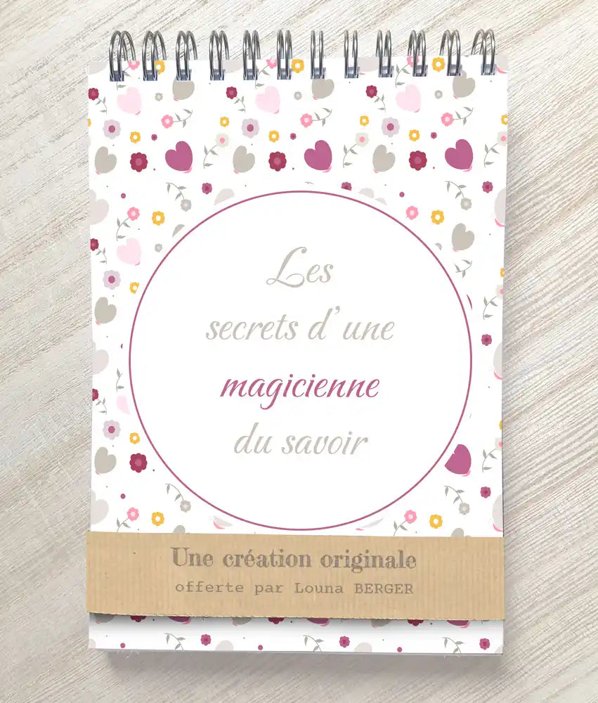 Carnet maitressemotif coeur Atelier Baby’Sphère - Carnet pour maîtresse en or ou magicienne du savoir