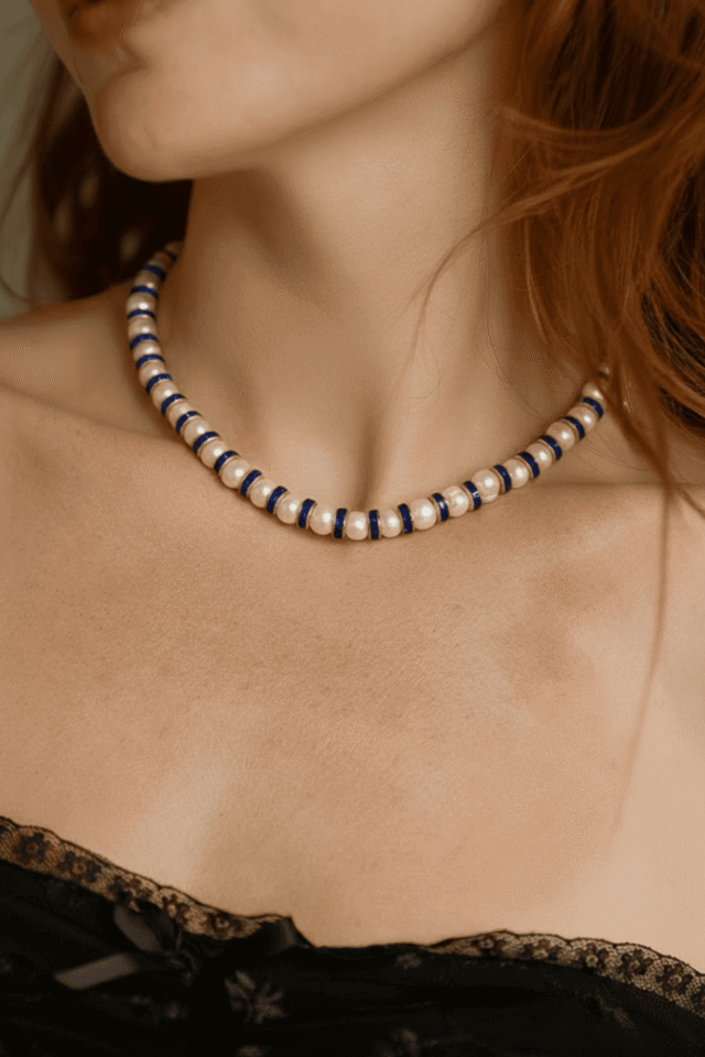 Collier Madame Bovary Perles de Culture avec Diamants Bleus par la marque NEIJE NEIJE - Collier Madame Bovary Perles de Culture avec Diamants Bleus