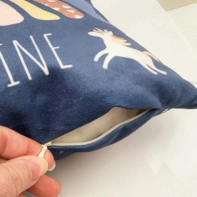 Atelier Baby’Sphère - Coussin prénom arc en ciel fond bleu