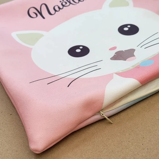 Atelier Baby’Sphère - Coussin école personnalisé et son petit chat kawaii