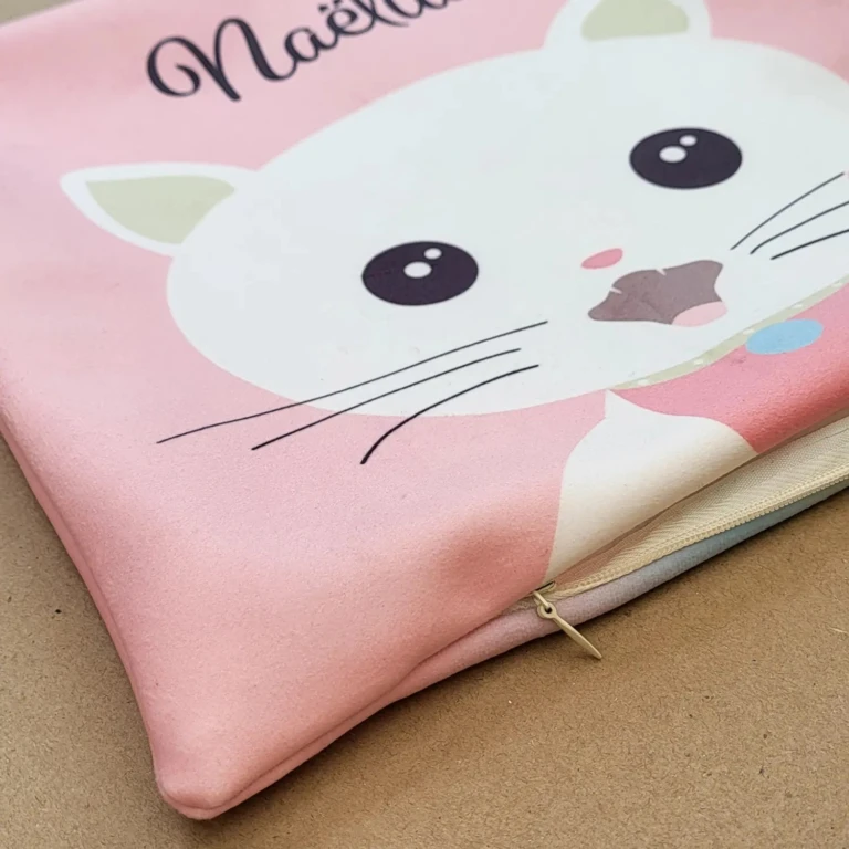 Atelier Baby’Sphère - Coussin école personnalisé et son petit chat kawaii