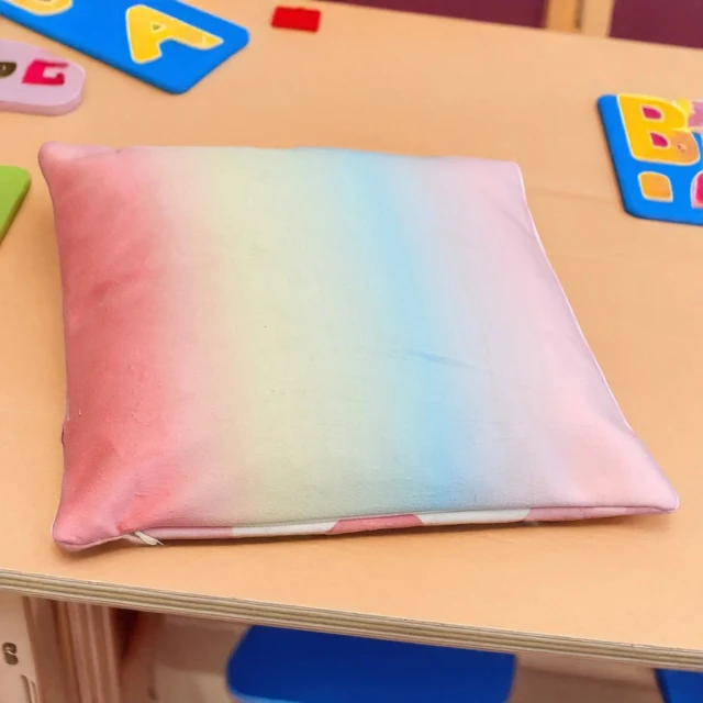 Atelier Baby’Sphère - Coussin école personnalisé et son petit chat kawaii