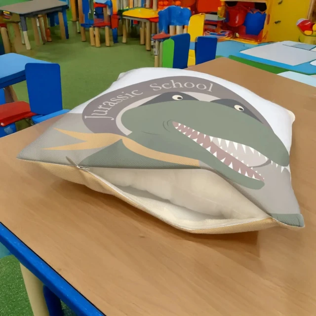 Atelier Baby’Sphère - Coussin du dinosaure prêt pour rentrer à l'école