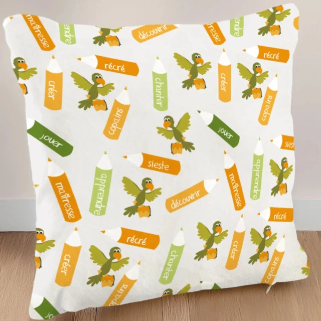 Atelier Baby’Sphère - Coussin de la girafe et de l'éléphant partant à l'école