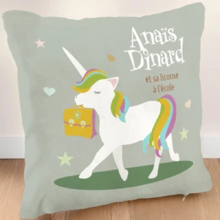 L’Atelier BABY’SPHERE - Coussin de sieste maternelle de la licorne se rendant à l’école