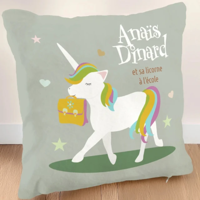 L’Atelier BABY’SPHERE - Coussin de sieste maternelle de la licorne se rendant à l’école