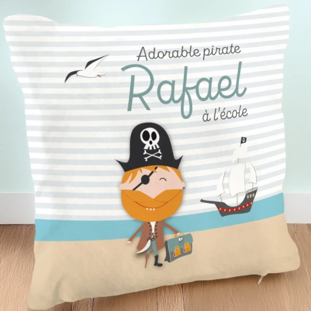 Atelier Baby’Sphère - Coussin prénom pirate partant à l'école