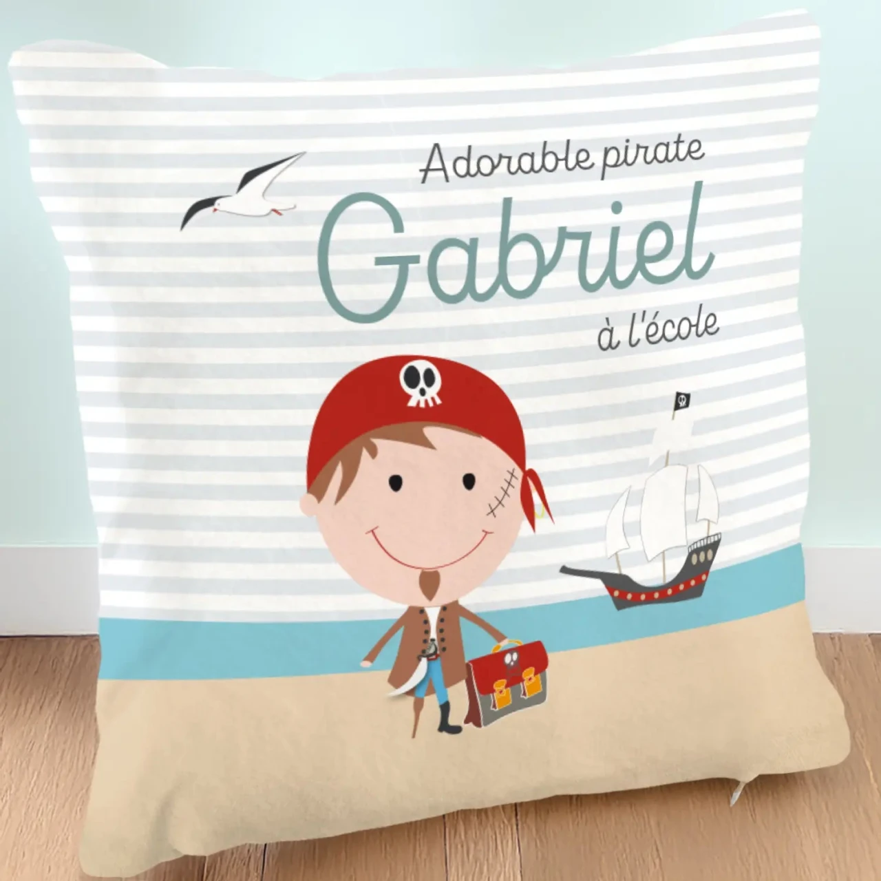 Coussin ecole pirate foulard rouge Atelier Baby’Sphère - Coussin prénom pirate partant à l'école