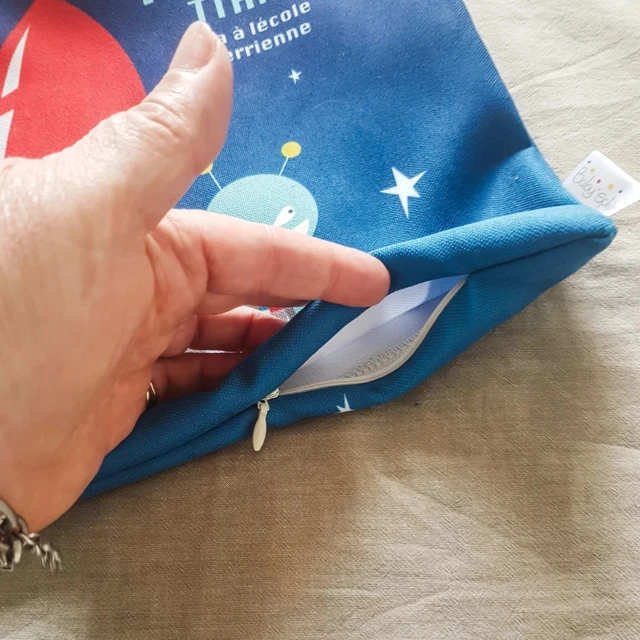 Atelier Baby’Sphère - Coussin du voyageur de l'espace allant à l'école terrienne