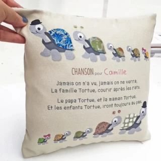 L’Atelier BABY’SPHERE - Chanson enfantine la famille tortue sur coussin personnalisé