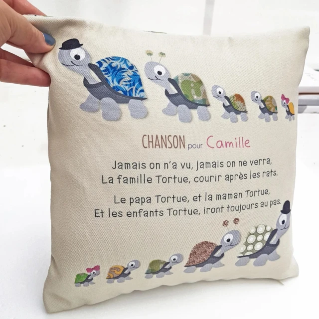 L’Atelier BABY’SPHERE - Chanson enfantine la famille tortue sur coussin personnalisé