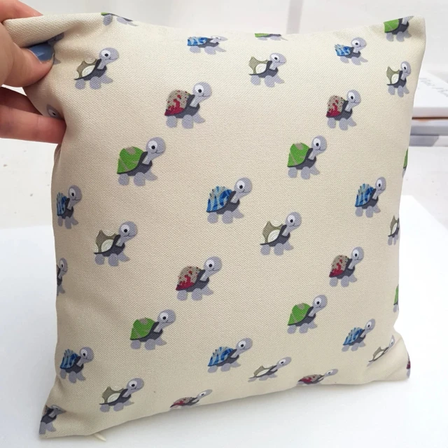 Atelier Baby’Sphère - Chanson enfantine la famille tortue sur coussin personnalisé