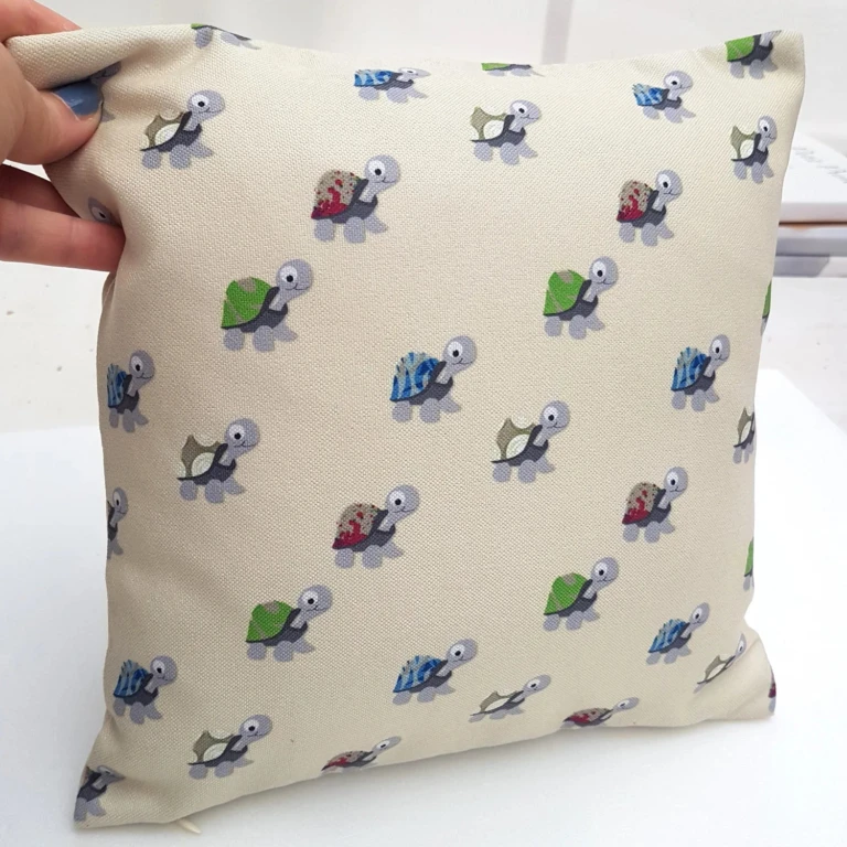 Atelier Baby’Sphère - Chanson enfantine la famille tortue sur coussin personnalisé