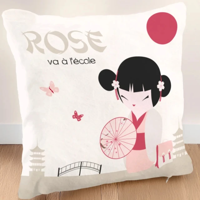Coussin de la poupee kokeshi partant à l’école par la marque L’Atelier BABY’SPHERE L’Atelier BABY’SPHERE - Coussin de la poupee kokeshi partant à l’école