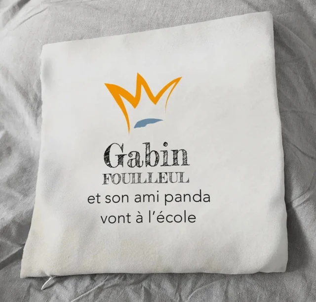 Atelier Baby’Sphère - Coussin personnalisé du petit panda allant à l'école