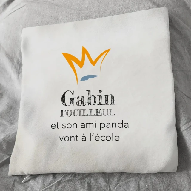 Atelier Baby’Sphère - Coussin personnalisé du petit panda allant à l'école