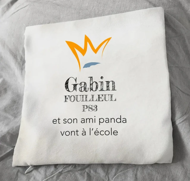 Atelier Baby’Sphère - Coussin personnalisé du petit panda allant à l'école