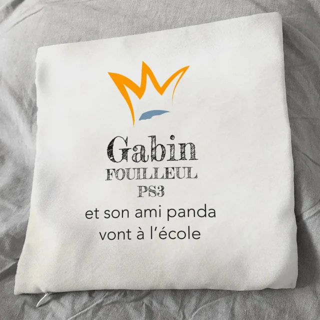 Atelier Baby’Sphère - Coussin personnalisé du petit panda allant à l'école