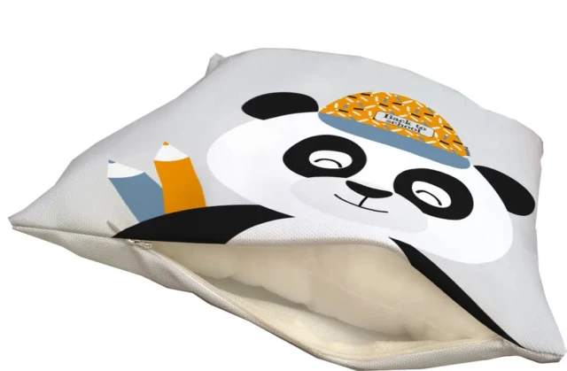 Atelier Baby’Sphère - Coussin personnalisé du petit panda allant à l'école