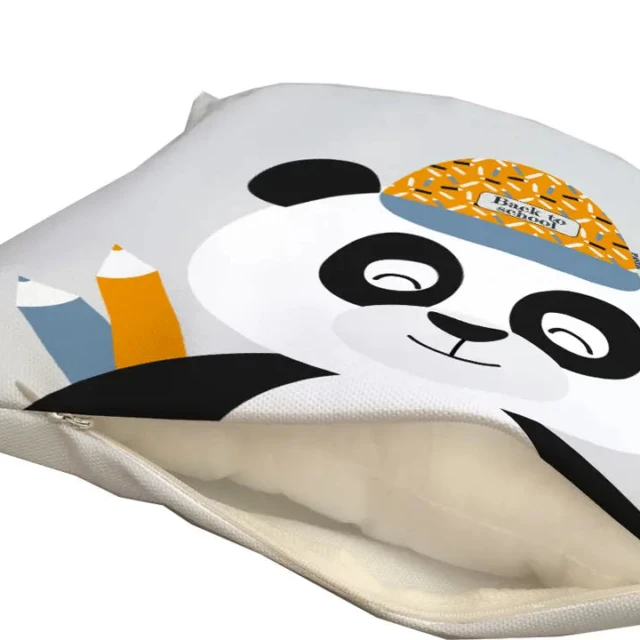Atelier Baby’Sphère - Coussin personnalisé du petit panda allant à l'école