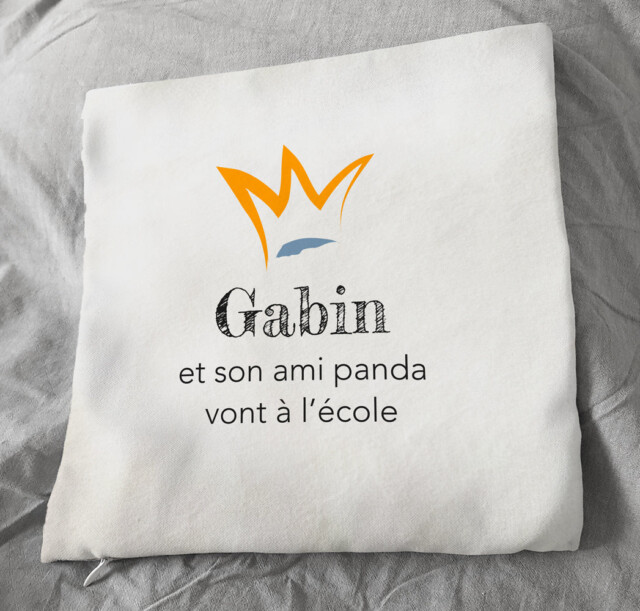 Atelier Baby’Sphère - Coussin personnalisé du petit panda allant à l'école