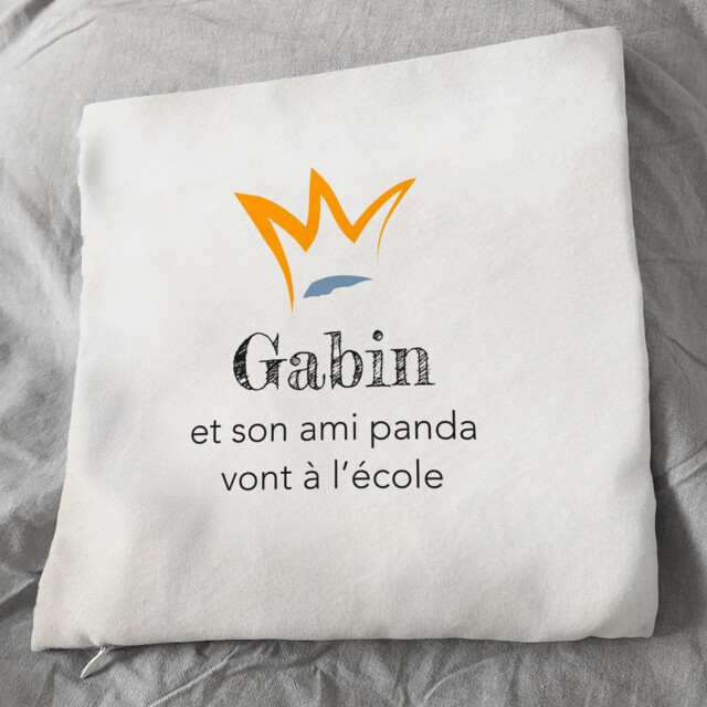 Atelier Baby’Sphère - Coussin personnalisé du petit panda allant à l'école