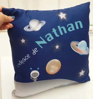 L’Atelier BABY’SPHERE - Coussin personnalisé thème espace – Astronaute, planètes et étoiles