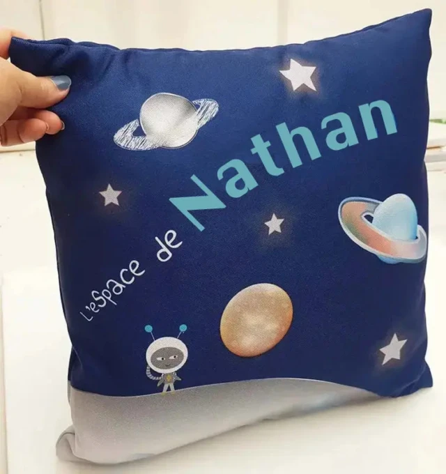 L’Atelier BABY’SPHERE - Coussin personnalisé thème espace – Astronaute, planètes et étoiles