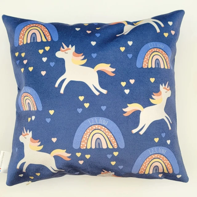 Atelier Baby’Sphère - Coussin prénom arc en ciel fond bleu