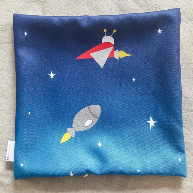 Atelier Baby’Sphère - Coussin du voyageur de l'espace allant à l'école terrienne