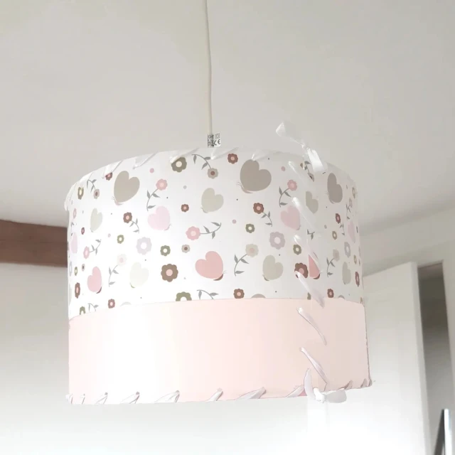 Atelier Baby’Sphère - Suspension personnalisée et motif coeurs papillons