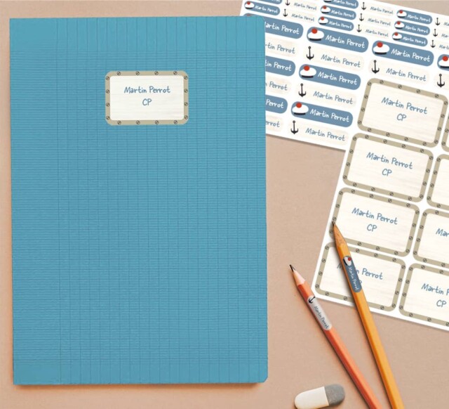 Kit étiquettes prénom petit marin pour l’école par la marque L’Atelier BABY’SPHERE L’Atelier BABY’SPHERE - Kit étiquettes prénom petit marin pour l’école