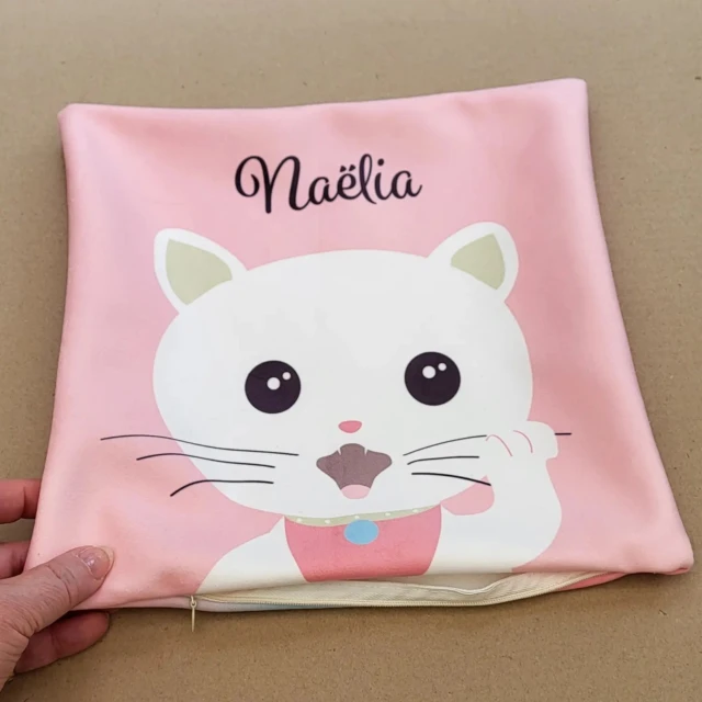 Atelier Baby’Sphère - Coussin école personnalisé et son petit chat kawaii