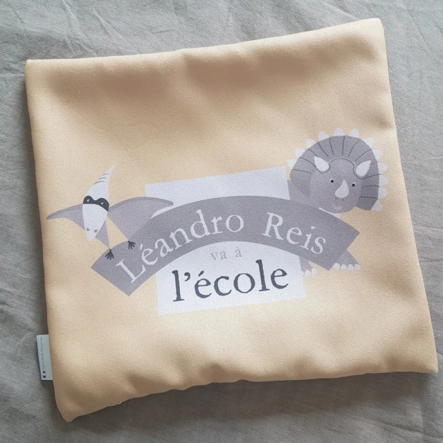 Atelier Baby’Sphère - Coussin du dinosaure prêt pour rentrer à l'école